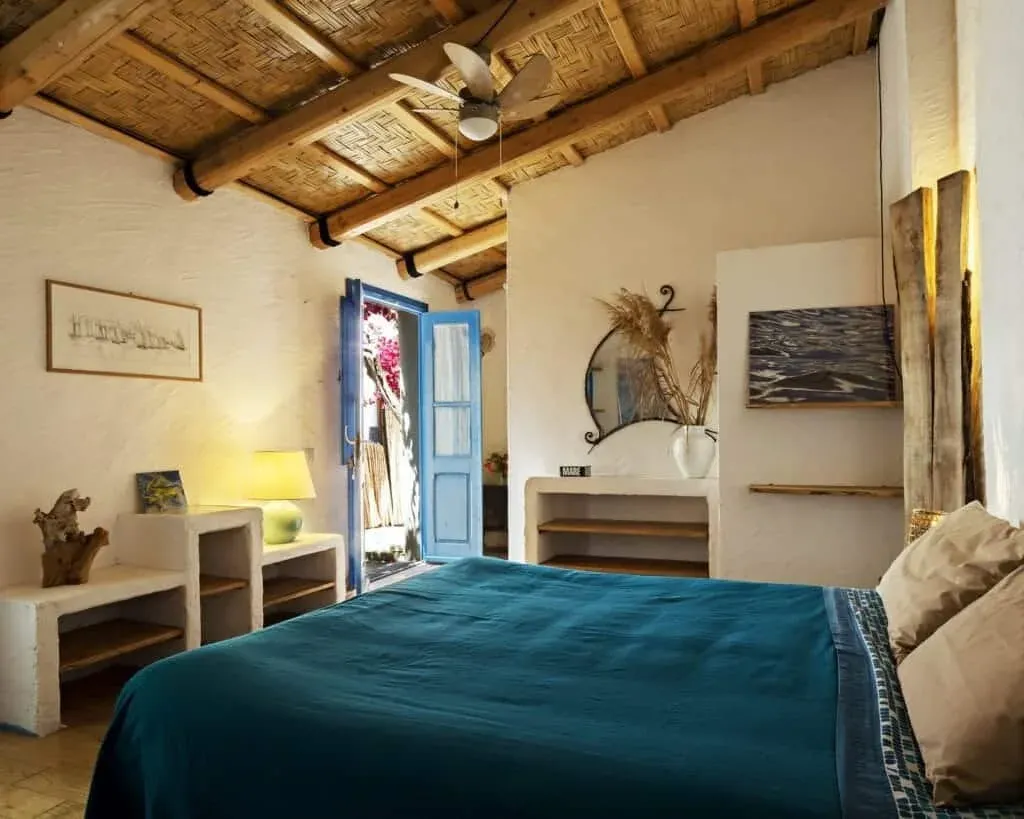 Chambre de la Limolo House, plafond en canisse et ambiance méditerranéenne