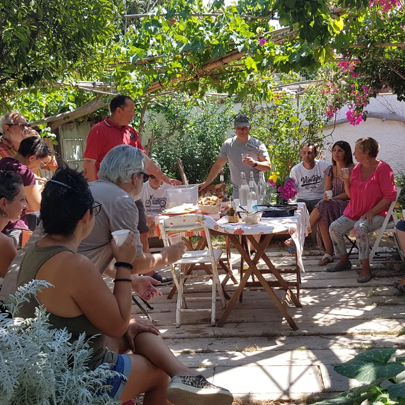 Groupe partageant un moment convivial dans le jardin de la Limolo House