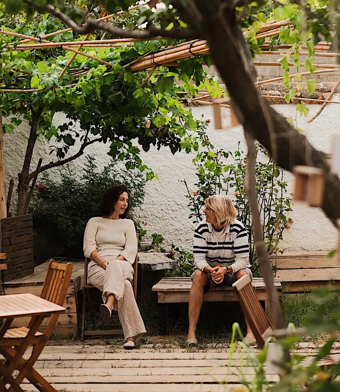 Échange sous la pergola de la Limolo House